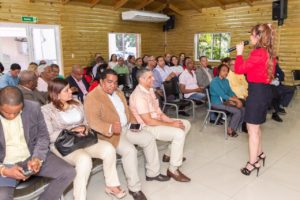 La doctora Mirna Font-Frías, directora del SRSM, mientras instruía a los directores de hospitales