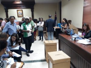 Quejas de retrasos, cambios de mesas y traslado de urnas matizan elecciones del Colegio de Abogados de República Dominicana. Foto @Clar15Rodriguez.