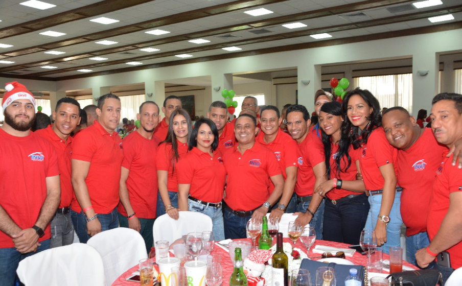 El director general del INVI, Mayobanex Escoto, junto a empleados en la fiesta de fin de año