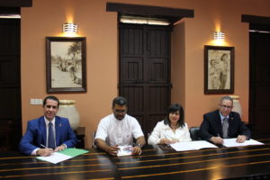 Desde la izquierda Mariano Frontera, el padre Rafael Enrique Castillo, Mayra Holguín y Carlos Ortega_ durante las firmas de de los acuerdos en favor de jóvenes emprendedores.