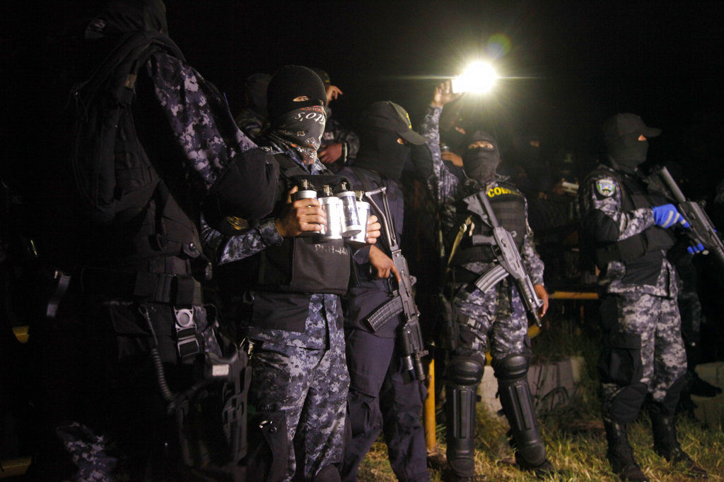 Algunos agentes de la policía de Honduras rechazan implementar un toque de queda que el gobierno impuso (AP Photo/Fernando Antonio)