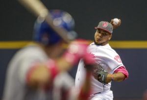 ARCHIVO - En esta foto del 14 de mayo de 2017, Wily Peralta de los Cerveceros de Milwaukee lanza ante los Mets de Nueva York. El pitcher dominicano firmó un contrato de una temporada con los Reales de Kansas City. (AP Foto/Tom Lynn)