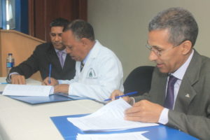 El director general del hospital de Herrera, Frank Soto Roa y el director de ARS SEMMA, Enrriquillo Matos.
