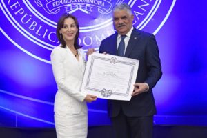 El canciller Miguel Vargas impuso la condecoración de la Orden del Mérito de Duarte, Sánchez y Mella, en el Grado Oficial, Flora Montealegre Painter, representante del BID en RD