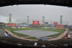 Estadio Quisqueya bajo lluvia. Cancelan partido Águilas-Leones.
