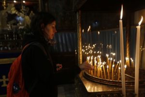 Una creyente cristiana enciende velas en la Basílica de la Natividad, construida sobre el lugar donde según la tradición nació Jesús de Nazaret, en la ciudad cisjordana de Belén, el domingo 24 de diciembre de 2017. (AP Foto/Majdi Mohammed)