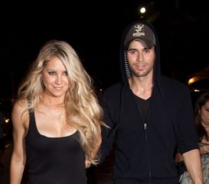 Anna Kournikova y Enrique Iglesias en Miami, Florida. (Archivo)