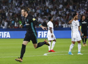 El jugador de Real Madrid, Gareth Bale, festeja un gol contra Al Jazira en el Mundial de Clubes el miércoles, 13 de diciembre de 2017, en Abu Dabi. (AP Foto/Hassan Ammar)
