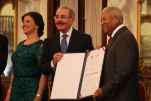 Osvaldo Santana recibe el premio Nacional de Periodismo de manos del presidente Danilo Medina