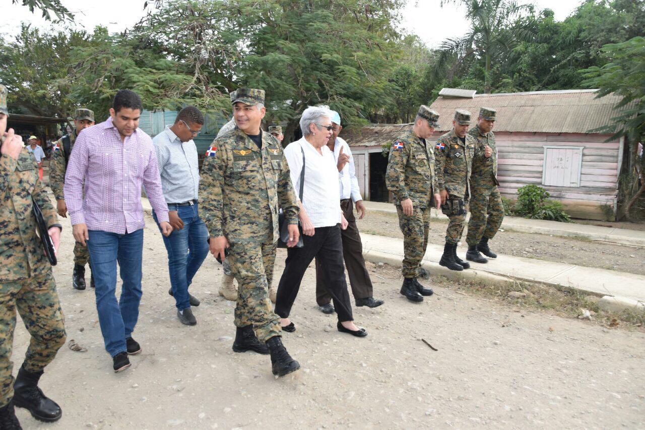 El teniente general Rubén Darío Paulino Sem y Altagracia Guzmán Marcelino, hicieron descenso Guayayuco y conversaron con dirigentes comunitarios sobre las intoxicaciones con clerén.