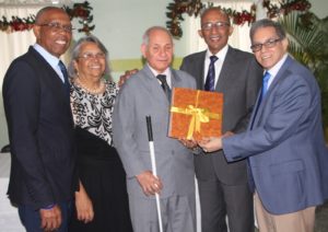 El vicerrector de la UASD, Rafael Nino Féliz, junto a los educadores Silvio Rodríguez y Dionicio Hernández,Fausto Bueno Bueno y Pastora Reyes, durante la presentación de su libro.