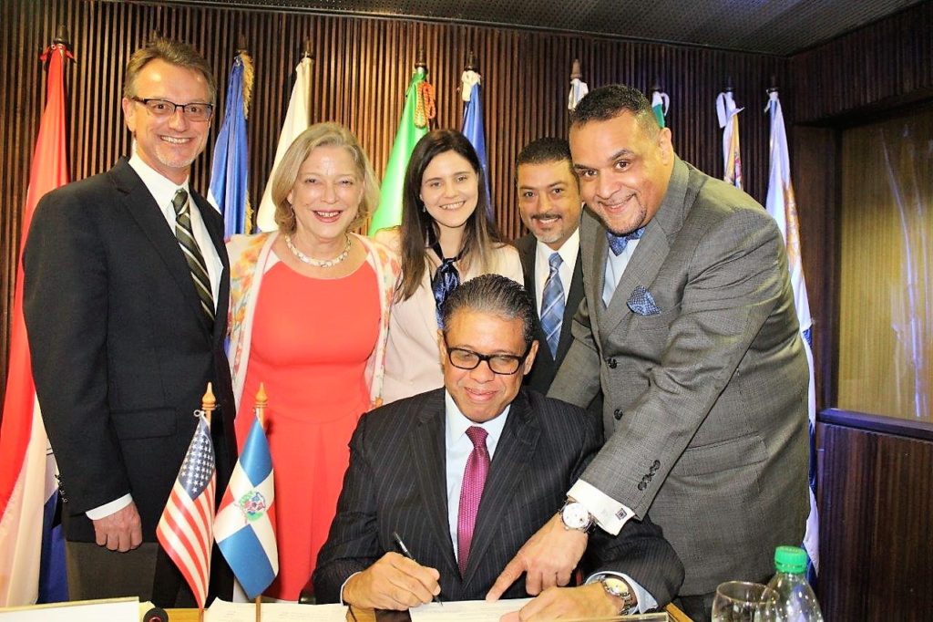 El acuerdo, firmado por el director general del INPOSDOM, doctor Modesto Guzmán, y por Franca s. Davis, directora general de negocios globales del Usps,