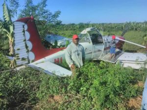 La avioneta matricula HI 907, roja y banca que cayó en La Cruz de Manzanillo