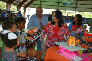 La directora del INAVI entrega juguetes a niños de Santiago, Sosúa y Loma de Cabrera 