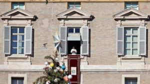 Detrás de un árbol de Navidad, el papa Francisco pronuncia unas palabras durante la oración del Angelus desde su despacho frente a la Plaza de San Pedro en el Vaticano, el domingo 24 de diciembre de 2017. Alessandra Tarantino AP Foto
