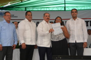 Danilo Medina entrega un título definitivo