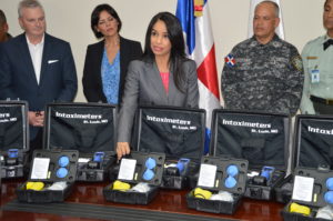 La directora ejecutiva del INTRANT, Claudia Franchesca De Los Santos, presenta ocho alcoholímetros y 32 alcoholímetros de tamizaje