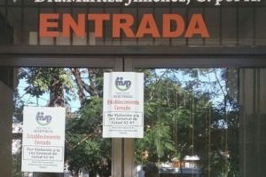 Autoridades clausuran centro médico doctora Maritza Jiménez, C.por A, en esta ciudad, lugar donde recibió una cirugía estética una joven que luego falleció.