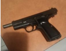 Pistola decomisada por la policía a delincuentes. (Archivo)