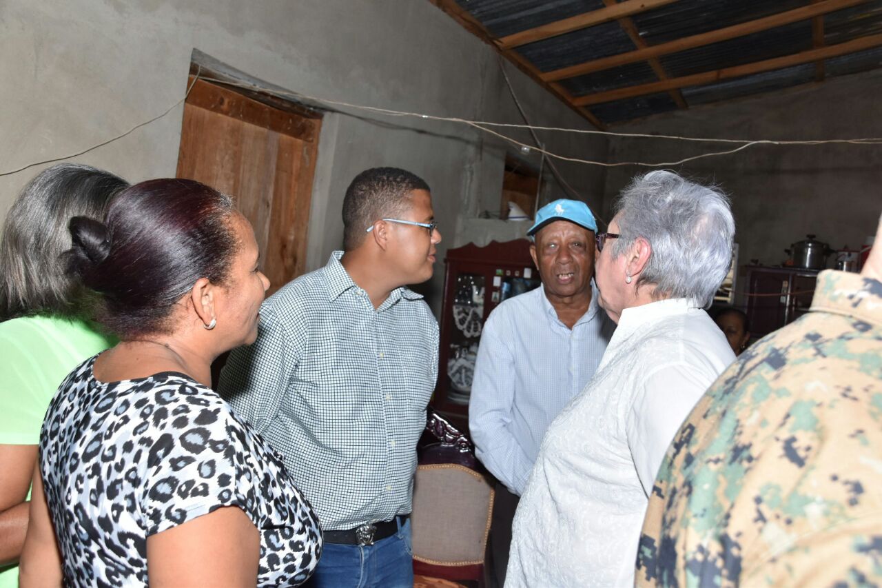 El teniente general Rubén Darío Paulino Sem y Altagracia Guzmán Marcelino, hicieron descenso Guayayuco y conversaron con dirigentes comunitarios sobre las intoxicaciones con clerén.