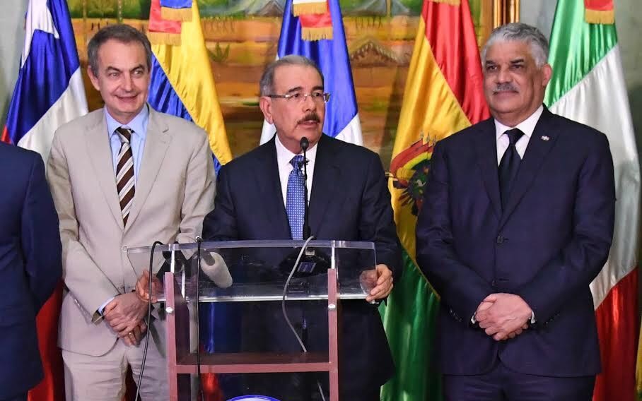 Danilo Medina, Miguel Vargas y el representante de Venezuela las una reunión entre el Gobierno y la oposición venezolana.