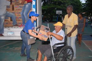 Entrega de cajas navideñas por parte del Plan Social