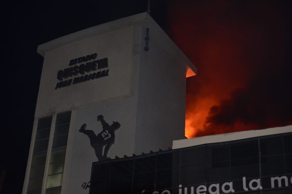 Fuego en el séptimo cielo del estadio Quisqueya Juan Marichal. Foto Johnny Rotestán.