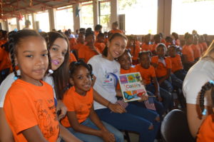 Ace International dona más 300 libros al Hogar Escuela Rosa Duarte