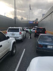 Se incendia vehículo en Túnel de Las Américas.