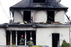 Incendio mata a mujer y 3 de sus hijos en NY (AP Photo/Mark Lennihan)