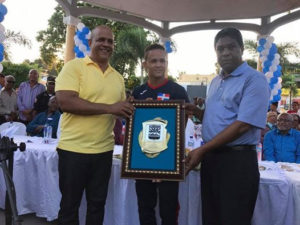 El alcalde Suberví Nin y el gobernador Pedro Peña Rubio entregan una placa de reconocimientoa Audrys Nin Reyes en Barahona