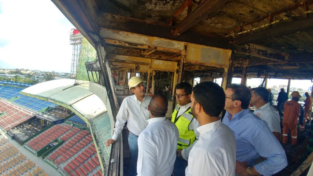 El ingeniero Manuel Estrella (casco), presidente del Grupo Estrella, supervisa el desmonte del séptimo cielo en el estadio Quisqueya Juan Marichal.