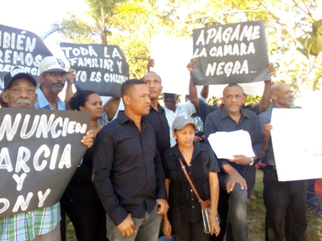 Líderes comunitarios, moradores y autoridades municipales realizaron una concentración fúnebre solicitando vía documento la renuncia formal de la alcaldesa del municipio Guerra