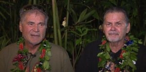 En esta imagen del 23 de diciembre de 2017, tomada de un video cortesía de la televisora de Honolulu KHON-TV, se observa a Alan Robinson y Walter Macfarlane durante una entrevista. Los dos crecieron en Hawai siendo los mejores amigos y apenas recientemente se enteraron que, de hecho, son hermanos. (KHON via AP)