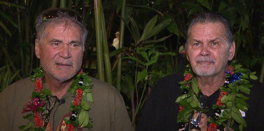 En esta imagen del 23 de diciembre de 2017, tomada de un video cortesía de la televisora de Honolulu KHON-TV, se observa a Alan Robinson y Walter Macfarlane durante una entrevista. Los dos crecieron en Hawai siendo los mejores amigos y apenas recientemente se enteraron que, de hecho, son hermanos. (KHON via AP)