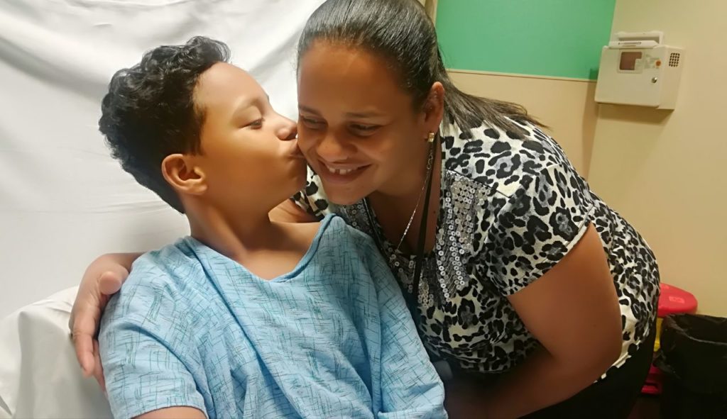 Andy Herrera junto a su madre. El pequeño necesita un trasplante de corazón