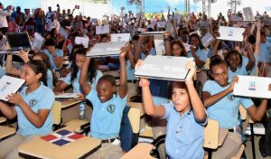 Estudiantes muestran sus computadoras recibidas por parte del Minerd. El minictro Andrés NAvarro destaca los avances del sistema educativo en el 2017