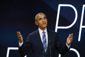 El expresidente estadounidense Barack Obama ofrece una conferencia en París, el sábado 2 de diciembre de 2017. (AP Foto/Thibault Camus)