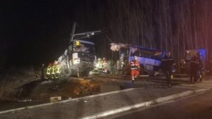 Cuatro muertos y 11 heridos dejó colisión de tren y bus en Francia