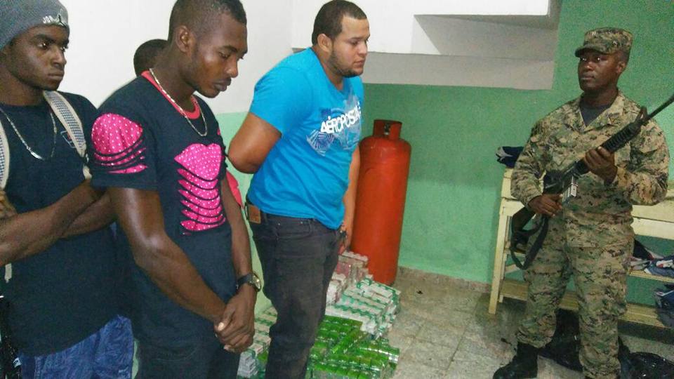El conductor del camión (t-shirt azul) en el que eran transportados varios ilegales y un contrabando de cigarrillos procedente de Haití.