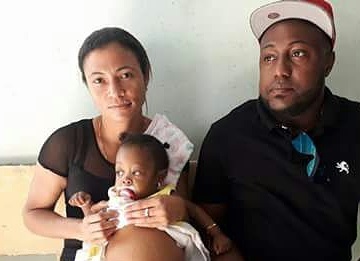 La bebé Zoe Cataleya Martínez Mejía, de 6 meses de nacida, y sus padres Carlos Solís Martínez Hernández y Rossana Mejía Vásquez