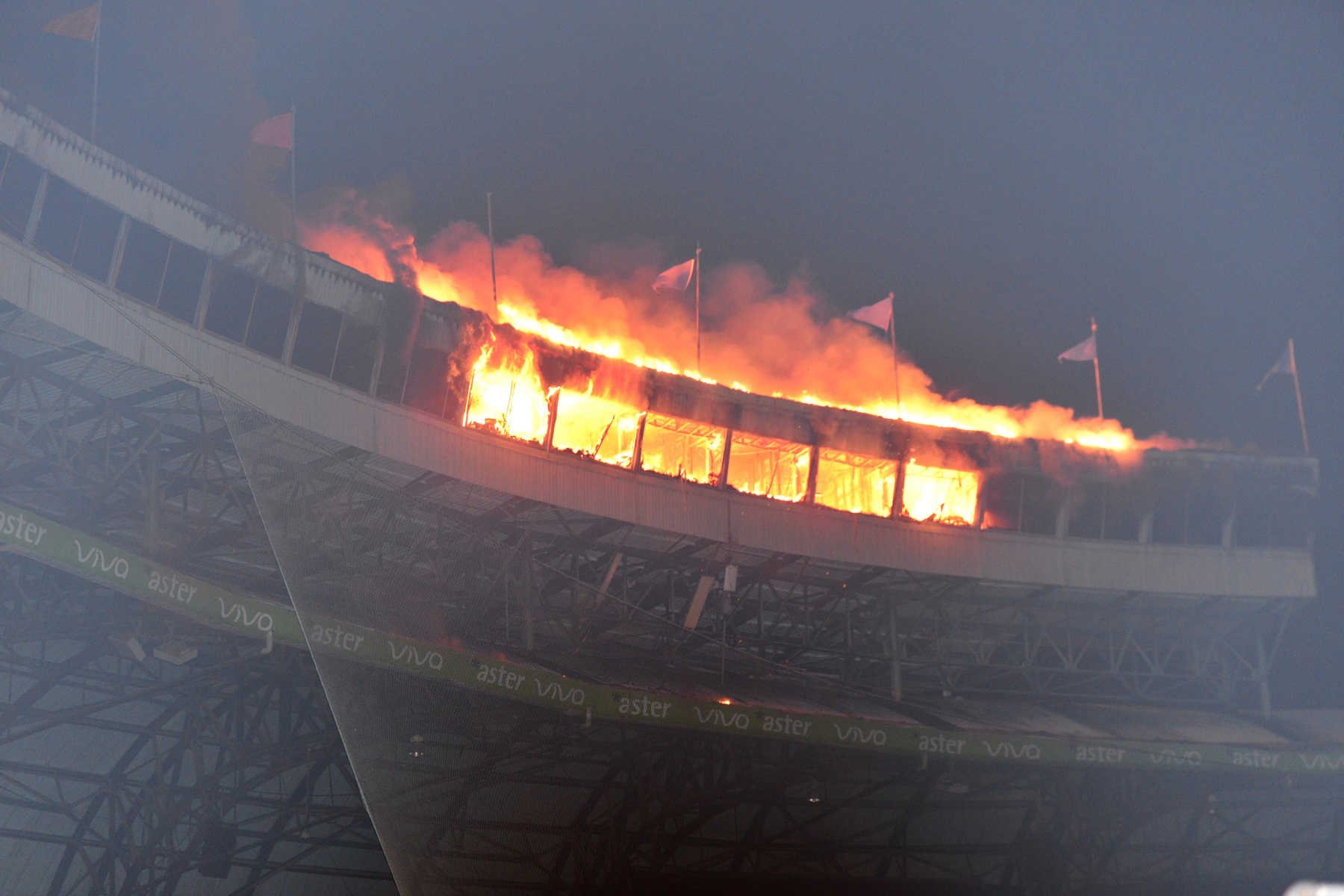 Fuego en el séptimo cielo del estadio Quisqueya Juan Marichal. Foto Johnny Rotestán.