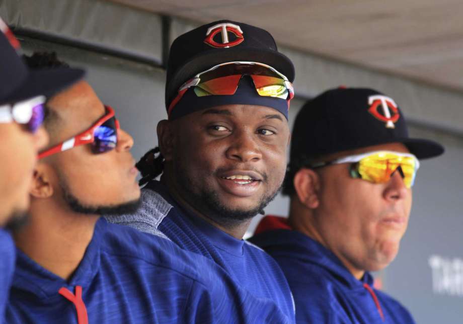 ARCHIVO -En esta foto del 6 dde agosto del 2017 se ve al antesalista de los Mellizos de Minnesota Miguel Sanó sentado en la banca durante un partido contra los Rangers de Texas. Una fotógrafa acusó a Sanó de agarrarla por una muñeca y tratar de besarla y halarla a través de una puerta tras una sesión de autógrafos en el 2015. (AP Foto/Andy Clayton-King)