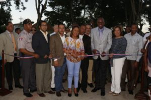 Corte de cinta que deja inaugurado el centro de integración familiar en Los Mina