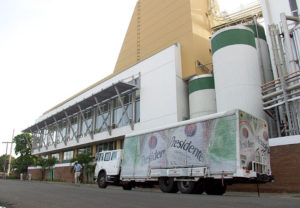 Ambev cuenta con el 85% de las acciones de Cervecería Nacional Dominicana (CND), y ELJ el 15%.