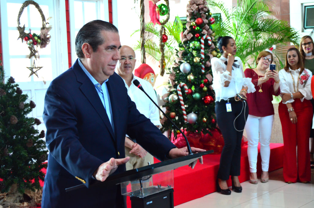 El ministro de Turismo, Francisco Javier García da la bienvenida a la Navidad.