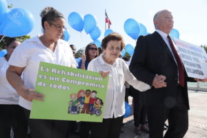 Mary Pérez de Marranzini y Arturo Pérez Gaviño durante la caminata