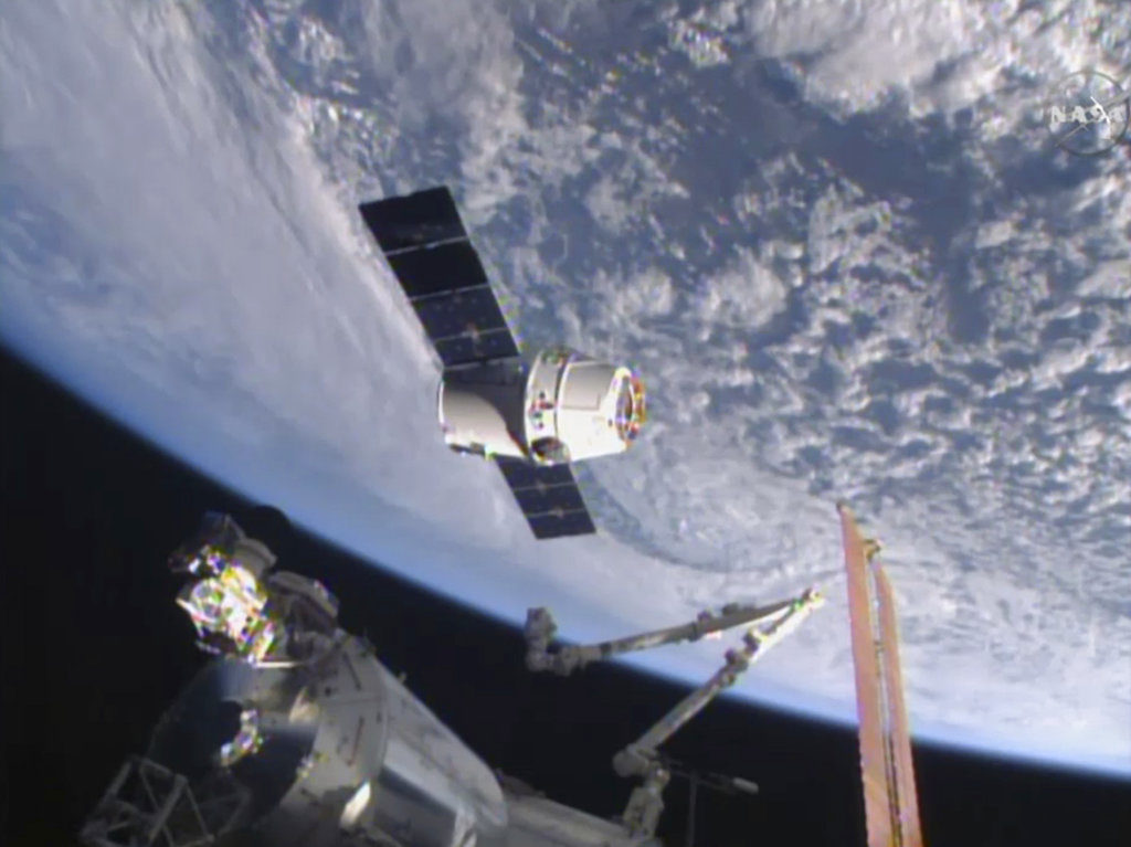 ARCHIVO - En esta imagen del 17 de abril del 2015 de NASA-TV, la cápsula de abastecimiento de SpaceX Dragon 6 se acerca a la Estación Espacial Internacional. (NASA-TV vía AP)