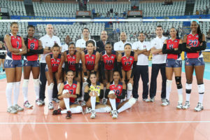 La Selección Nacional de Voleibol Femenina de la República junto al presidente del Proyecto de Selecciones Nacionales, Cristóbal Marte Hoffiz y parte del equipo de entrenadores. LA ONU las invitó a participar en su campaña para 2030.