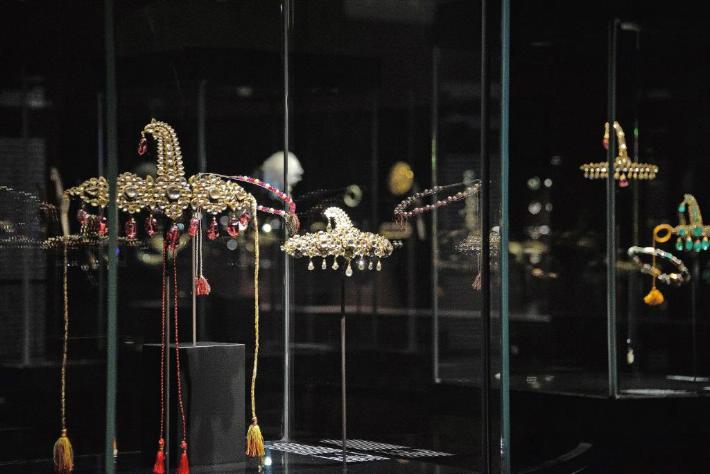 Algunas joyas exhibidas en “Tesoros de los mogol y los maharajás”, en el Palacio del Dogo en Venecia, Italia, el miércoles 3 de enero de 2018. (Andrea Merola/ANSA vía AP)
